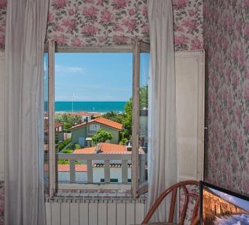 Marina di Pietrasanta Hotel | Hotel Villa Flores