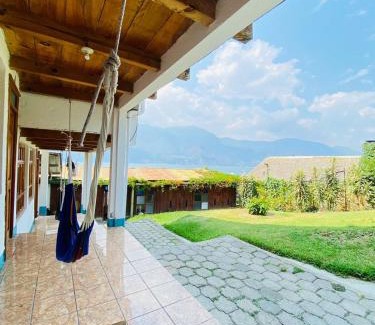 San Pedro La Laguna Hotel | Hotel y Rest. las Cristalinas