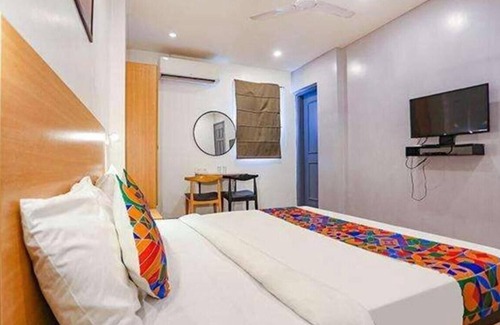 New Delhi Hotel | Hotel Yellow Chilli