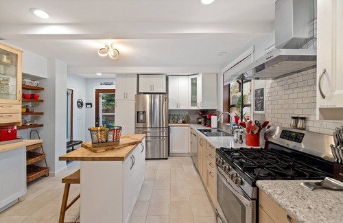 SeaTac Casa | HotTub! 5 minutes to the Seatac Airport + Large Private Backyard