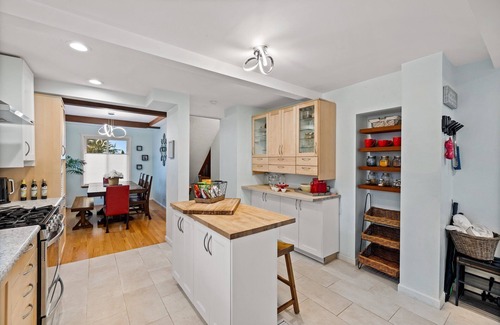 SeaTac Casa | HotTub! 5 minutes to the Seatac Airport + Large Private Backyard