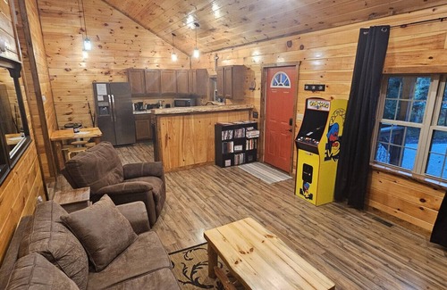 Saint Helens Cabina | HotTub, Arcade | Red River Gorge
