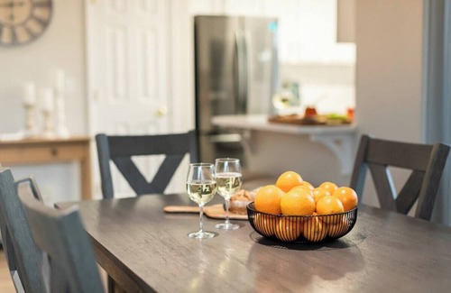 East Wenatchee Casa | Hot Tub-Fire Pit-Outdoor Dining-EV Charger