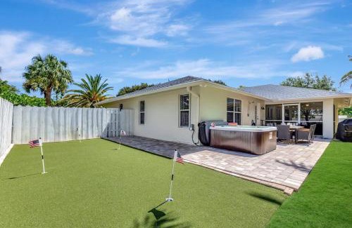 Palm Beach Gardens Casa | Hottub! Mini Golf! Water Access! Pets! 5min beach!