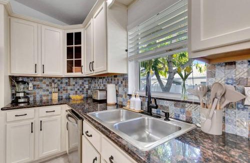 Palm Beach Gardens Casa | Hottub! Mini Golf! Water Access! Pets! 5min beach!