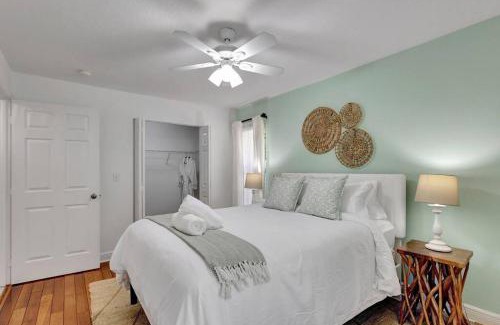 Palm Beach Gardens Casa | Hottub! Mini Golf! Water Access! Pets! 5min beach!