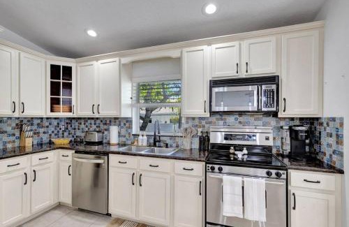 Palm Beach Gardens Casa | Hottub! Mini Golf! Water Access! Pets! 5min beach!