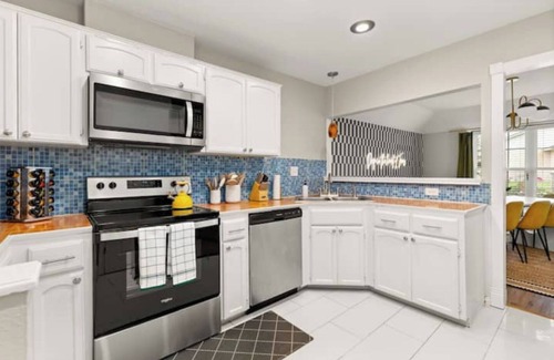 North San Antonio - SAT Casa | HotTub, Pool, FirePit, Game Room, BBQ, Volleyball and a ton of Family Fun!