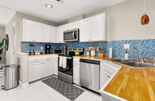 North San Antonio - SAT Casa | HotTub, Pool, FirePit, Game Room, BBQ, Volleyball and a ton of Family Fun!
