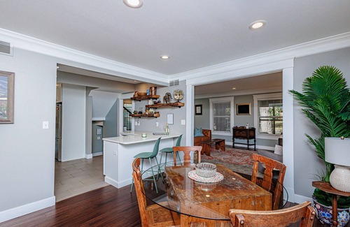 Columbia Casa | HOTTUB! private outdoor spaces-WALK downtown and MU. PETS OK Top Notch finishes