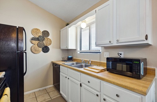 Wichita Casa | HotTub, Theater, King Duplex in West Wichita