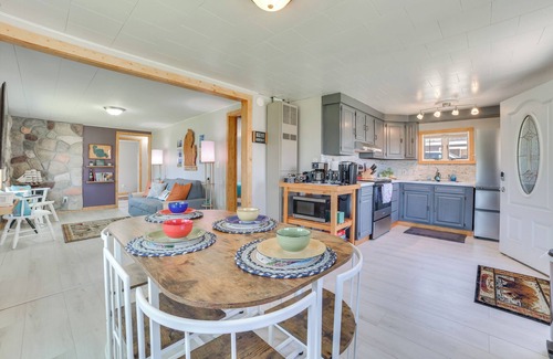 Houghton Lake Cabaña | Houghton Lake Cottage w/ Patio: Walk to Waterfront