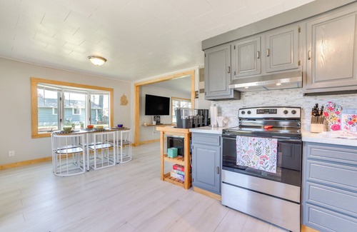 Houghton Lake Cabaña | Houghton Lake Cottage w/ Patio: Walk to Waterfront