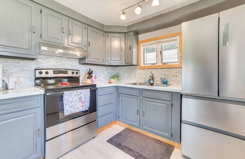 Houghton Lake Cabaña | Houghton Lake Cottage w/ Patio: Walk to Waterfront
