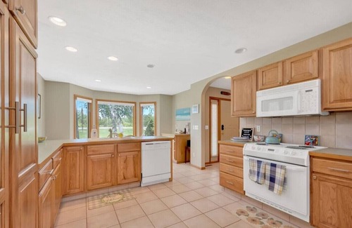 Houghton Lake Casa | Houghton Lake Getaway w/ Pontoon