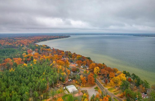 Houghton Lake Casa | Houghton Lake Vacation Rental - Walk to the Water!