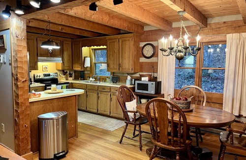 Ferguson Cabina | Hounds Retreat Pet Friendly, Wood Fireplace, HotTub, WiFi, Decks