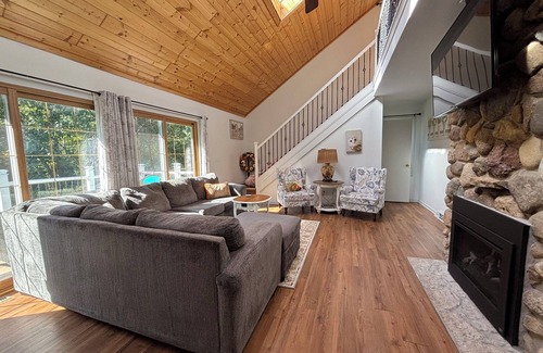 Honey Creek Casa | House - 1 minute to Alpine Valley Ski Hill. 5 acres with fireplace