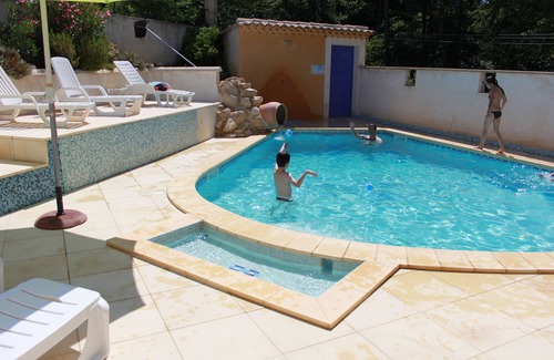 Mormoiron Casa | House, 2 bedrooms 4/5 pers. Residents swimming pool. Private parking.
