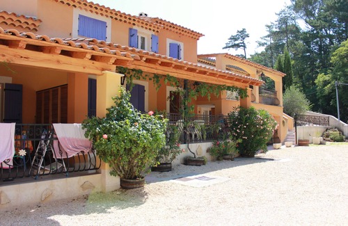 Mormoiron Casa | House, 2 bedrooms 4/5 pers. Residents swimming pool. Private parking.