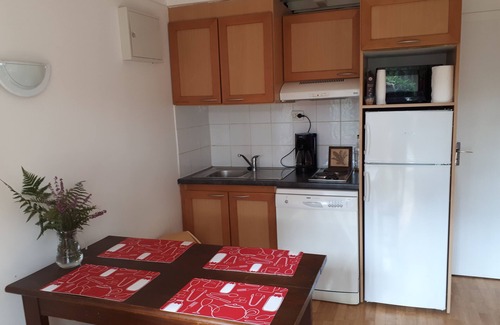 Leon Casa | Casa, 4 personas, piscina 3 piscinas, pueblo de Leon bajo los pinos