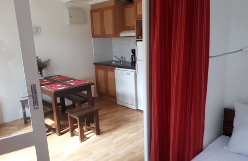Leon Casa | Casa, 4 personas, piscina 3 piscinas, pueblo de Leon bajo los pinos