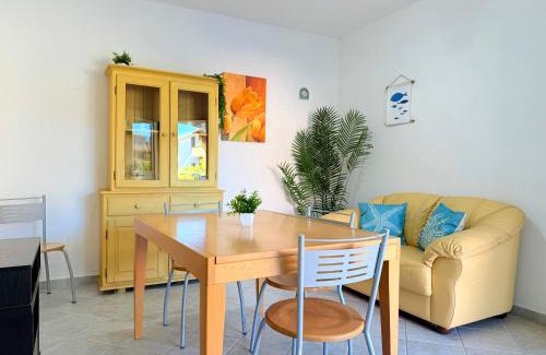 Sos Alinos Casa | House Aenjoy - Appartamento con veranda a pochi minuti da Cala Liberotto
