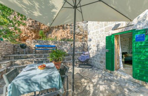 Celina Casa | House Almond