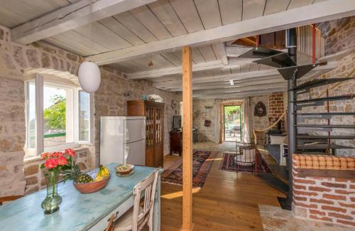 Celina Casa | House Almond