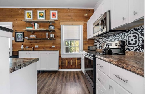 North Waco Casa | House and Bungalow with Sunny Courtyard
