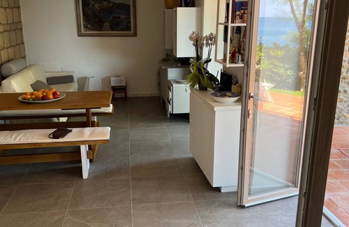 Castiglioncello Casa | Villa junto al mar con terrazas, jardín y césped alrededor del acceso directo al mar.