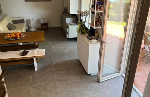 Castiglioncello Casa | Villa junto al mar con terrazas, jardín y césped alrededor del acceso directo al mar.