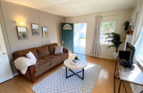 Lake Elsinore Casa | House C · Hideaway in a cozy Home Close To Lake! Coffee/Netflix/Hulu/WiFi