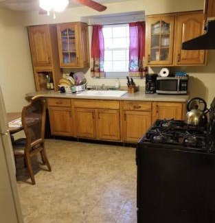 Aliquippa Casa | House can sleep 8 or more people