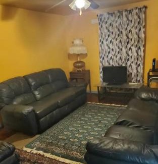 Aliquippa Casa | House can sleep 8 or more people