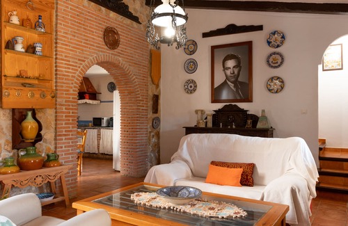 Alora Cabaña | Casa cituada en un entorno de vegetación, muy comunicada con su entorno
