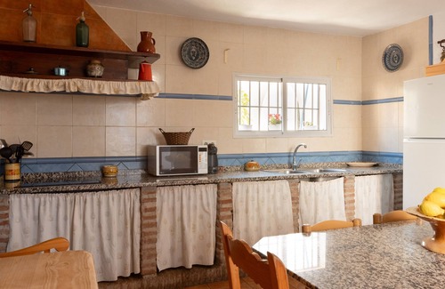 Alora Cabaña | Casa cituada en un entorno de vegetación, muy comunicada con su entorno