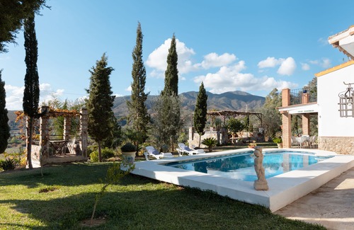 Alora Cabaña | Casa cituada en un entorno de vegetación, muy comunicada con su entorno