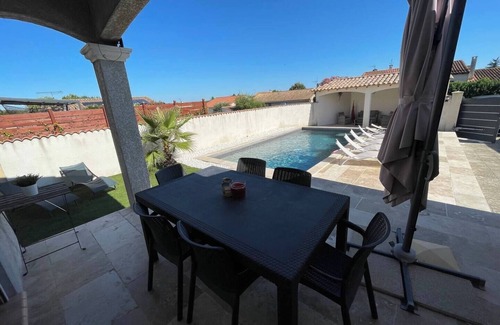 Jonquieres-Saint-Vincent Casa | House with pool and jacuzzi