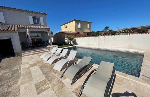 Jonquieres-Saint-Vincent Casa | House with pool and jacuzzi