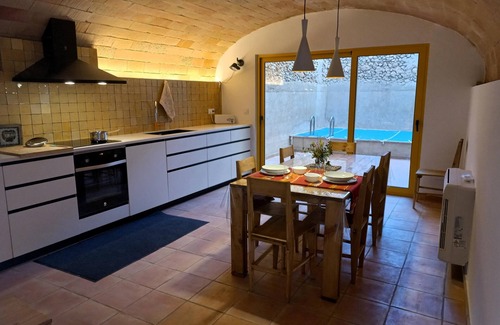 L'Armentera Casa | Casa Groga, para 6 personas, pequeña piscina privada, chimenea, wifi, A/A, . . .