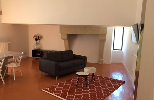 Vaudelnay Casa | House in a former wine storehouse