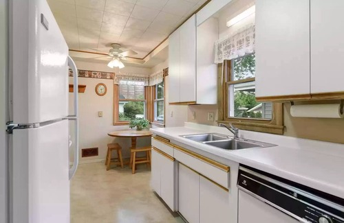 Kenny Casa | House in a quiet neighborhood 13 mins from downtown, airport and mall of america