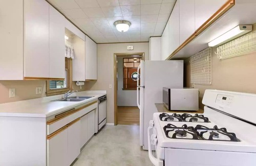 Kenny Casa | House in a quiet neighborhood 13 mins from downtown, airport and mall of america