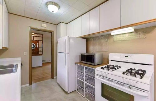 Kenny Casa | House in a quiet neighborhood 13 mins from downtown, airport and mall of america