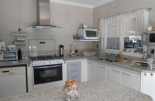 Guaruja Casa | Casa Condominio, 4 suites, Aire acondicionado, Piscina, Barbacoa y Horno