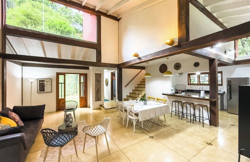 Carapicuiba Casa | House in Granja Viana in front of the environmental reserve