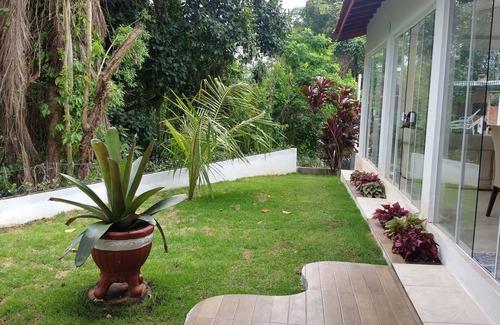Portinho Casa | Casa en Ilhabela con vistas al verde