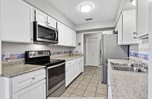 Lawton Woods Casa | House in Sea Pines w Parking, Bikes, Trail, Fire Pit, BBQ Grill