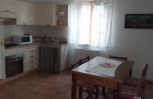 Chianni Casa | casa en el pueblo histórico en las colinas toscanas